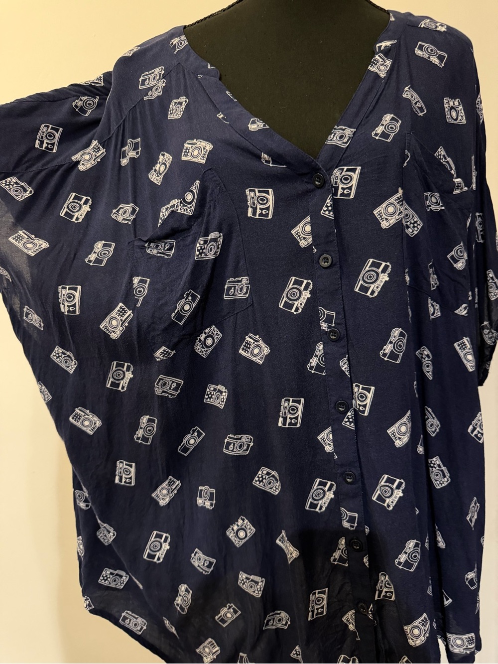 Torrid Navy Vintage Camera Print Blouse Size 4 📷